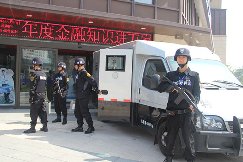 12501363_太原市保安服務有限公司押運員正在執行押運任務.jpeg 12501363_太原市保安服務有限公司押運員正在執行押運任務.jpeg